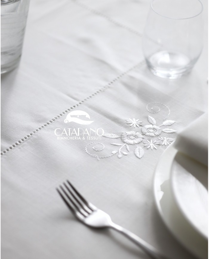 Servizio da tavola tondo ricamato colore bianco art.019