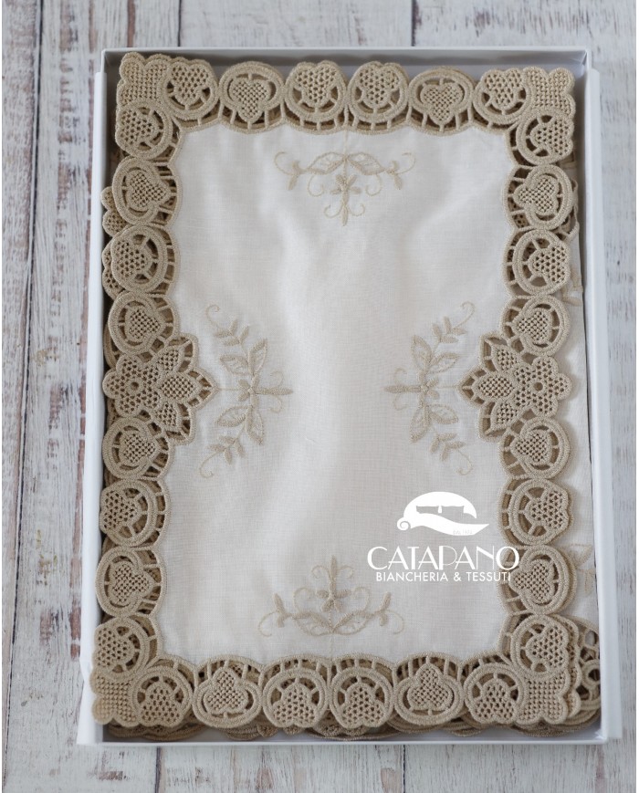 Set di sei centri ricamati in lino ecrù Burano rettangolari