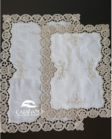 Set di sei centri ricamati in lino ecrù Burano rettangolari