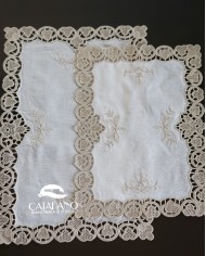 Set di sei centri ricamati in lino ecrù Burano rettangolari