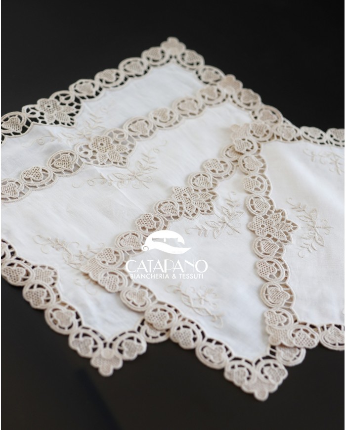 Set di sei centri ricamati in lino ecrù Burano rettangolari