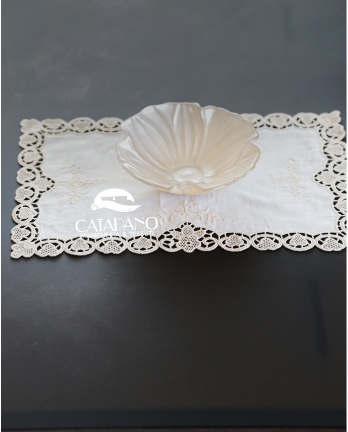 Set di sei centri ricamati in lino ecrù Burano rettangolari