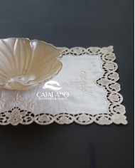 Set di sei centri ricamati in lino ecrù Burano rettangolari