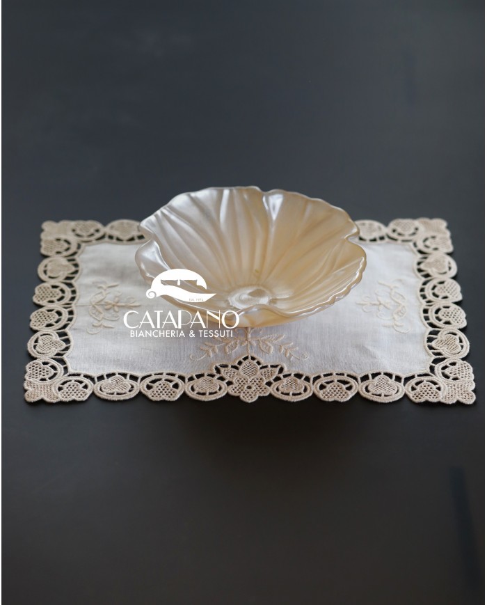 Set di sei centri ricamati in lino ecrù Burano rettangolari