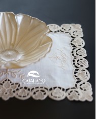 Set di sei centri ricamati in lino ecrù Burano rettangolari