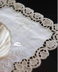 Set di sei centri ricamati in lino ecrù Burano rettangolari