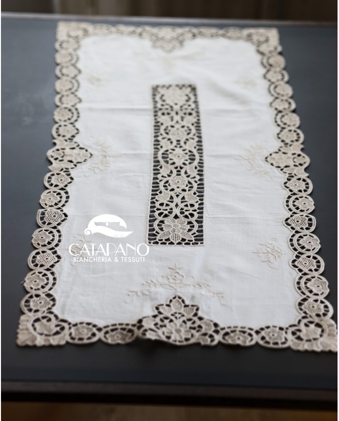 Set di sei centri ricamati in lino ecrù Burano rettangolari