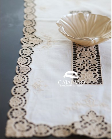 Set di sei centri ricamati in lino ecrù Burano rettangolari