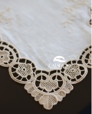 Set di sei centri ricamati in lino ecrù Burano rettangolari