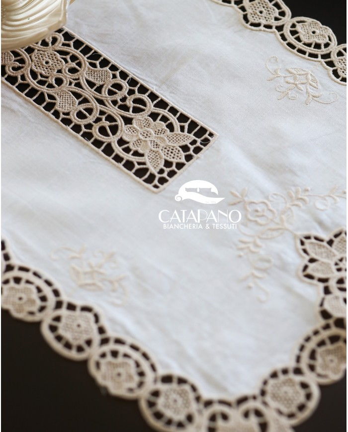 Set di sei centri ricamati in lino ecrù Burano rettangolari