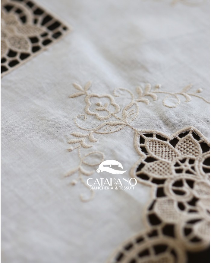 Set di sei centri ricamati in lino ecrù Burano rettangolari