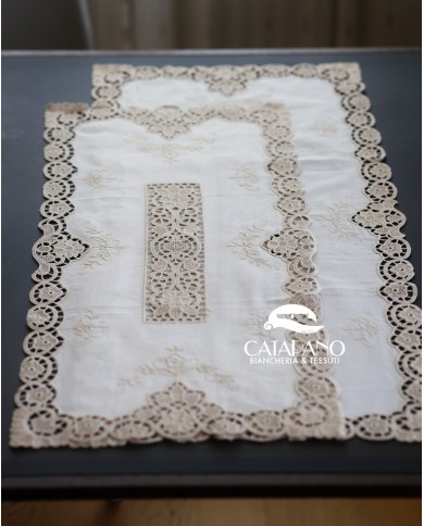 Set di sei centri ricamati in lino ecrù Burano rettangolari