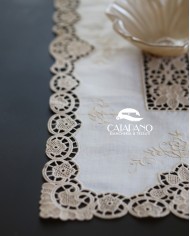 Set di sei centri ricamati in lino ecrù Burano rettangolari