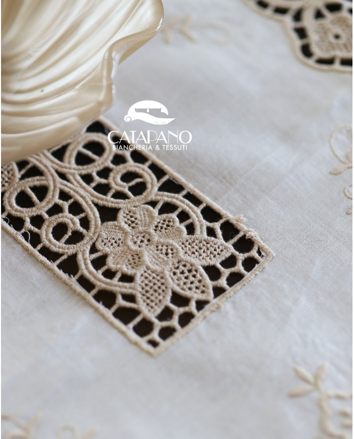 Set di sei centri ricamati in lino ecrù Burano rettangolari