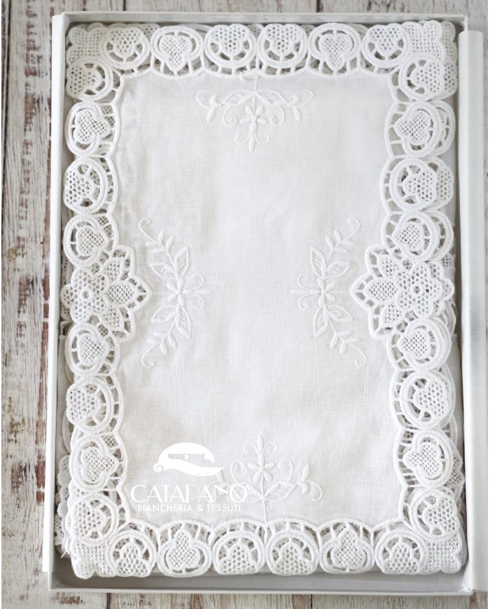 Set di sei centri ricamati in lino bianco Burano rettangolari