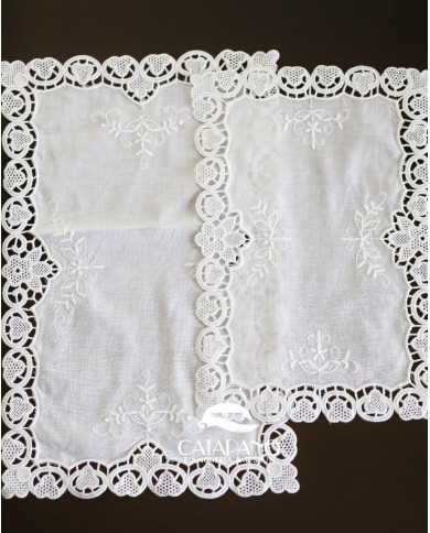 Set di sei centri ricamati in lino bianco Burano rettangolari