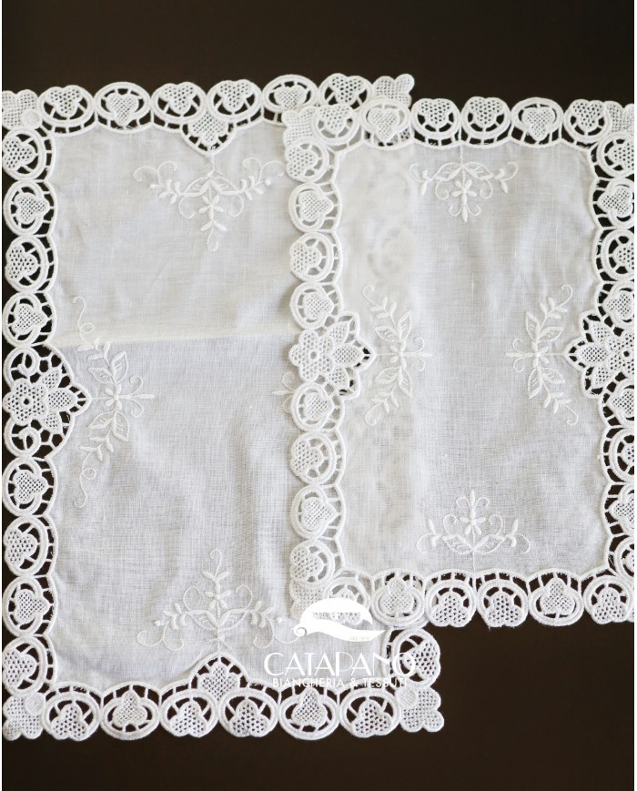 Set di sei centri ricamati in lino bianco Burano rettangolari