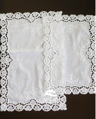 Set di sei centri ricamati in lino bianco Burano rettangolari