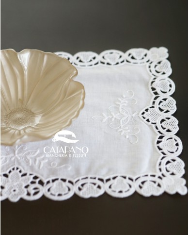 Set di sei centri ricamati in lino bianco Burano rettangolari