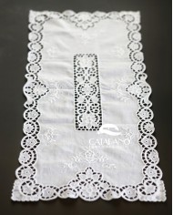 Set di sei centri ricamati in lino bianco Burano rettangolari