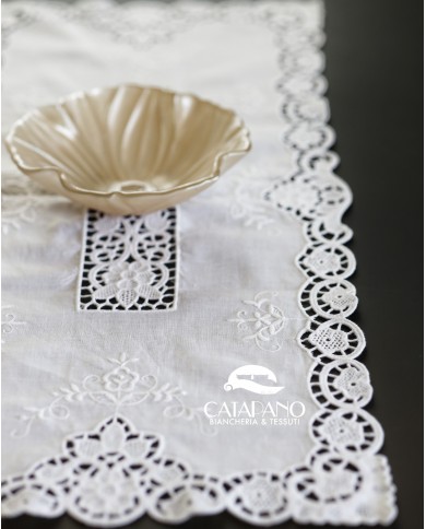 Set di sei centri ricamati in lino bianco Burano rettangolari