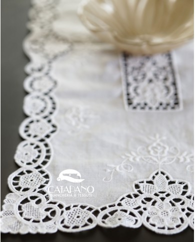 Set di sei centri ricamati in lino bianco Burano rettangolari