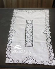 Set di sei centri ricamati in lino bianco Burano rettangolari