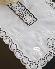 Set di sei centri ricamati in lino bianco Burano rettangolari