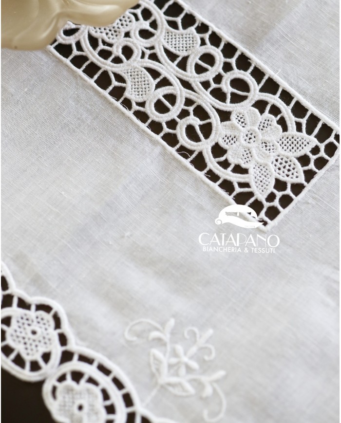 Set di sei centri ricamati in lino bianco Burano rettangolari