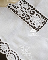 Set di sei centri ricamati in lino bianco Burano rettangolari