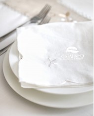 Servizio da tavola ricamato con tovaglia tonda bianca ed ecrù  art. 1189/1