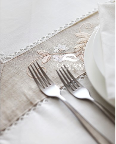 Servizio da tavola ricamato con tovaglia tonda bianca ed ecrù  art. 1189/1