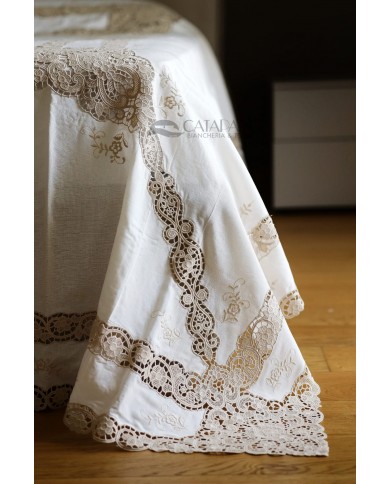 Copriletto in lino ricamato colore ecrù modello Burano