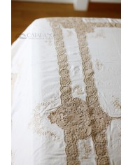Copriletto in lino ricamato colore ecrù modello Burano