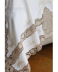 Copriletto in lino ricamato colore ecrù modello Burano