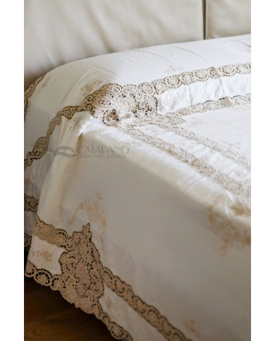 Copriletto in lino ricamato colore ecrù modello Burano