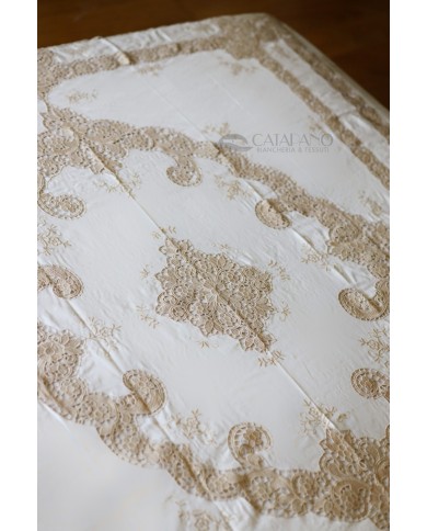 Copriletto in lino ricamato colore ecrù modello Burano