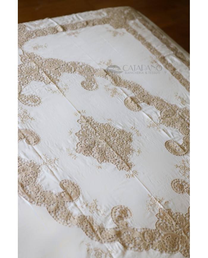 Copriletto in lino ricamato colore ecrù modello Burano