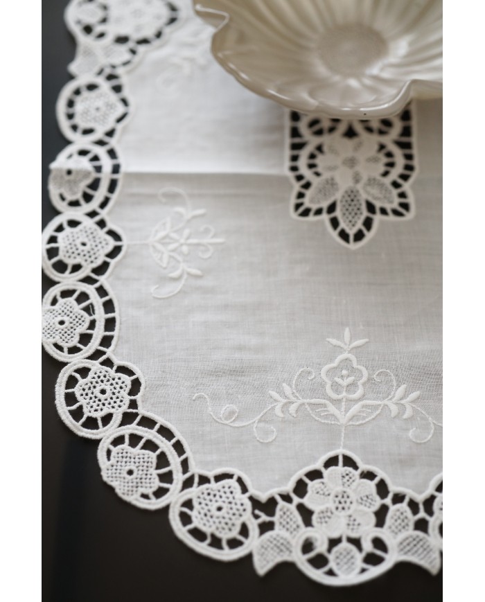 Set di sei centri ricamati in lino bianco Burano ovali