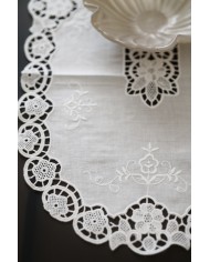 Set di sei centri ricamati in lino bianco Burano ovali