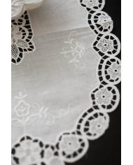 Set di sei centri ricamati in lino bianco Burano ovali