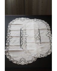 Set di sei centri ricamati in lino bianco Burano ovali