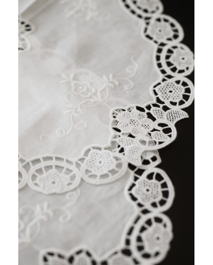 Set di sei centri ricamati in lino bianco Burano ovali