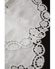 Set di sei centri ricamati in lino bianco Burano ovali