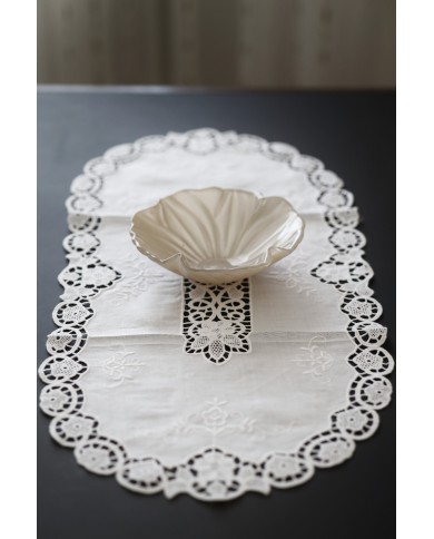 Set di sei centri ricamati in lino bianco Burano ovali