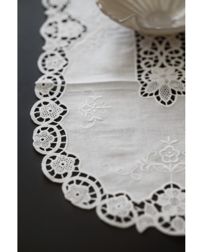 Set di sei centri ricamati in lino bianco Burano ovali