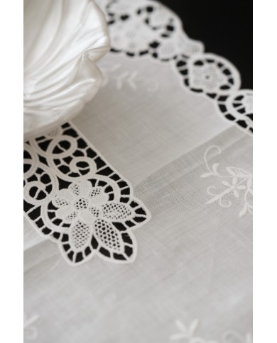 Set di sei centri ricamati in lino bianco Burano ovali