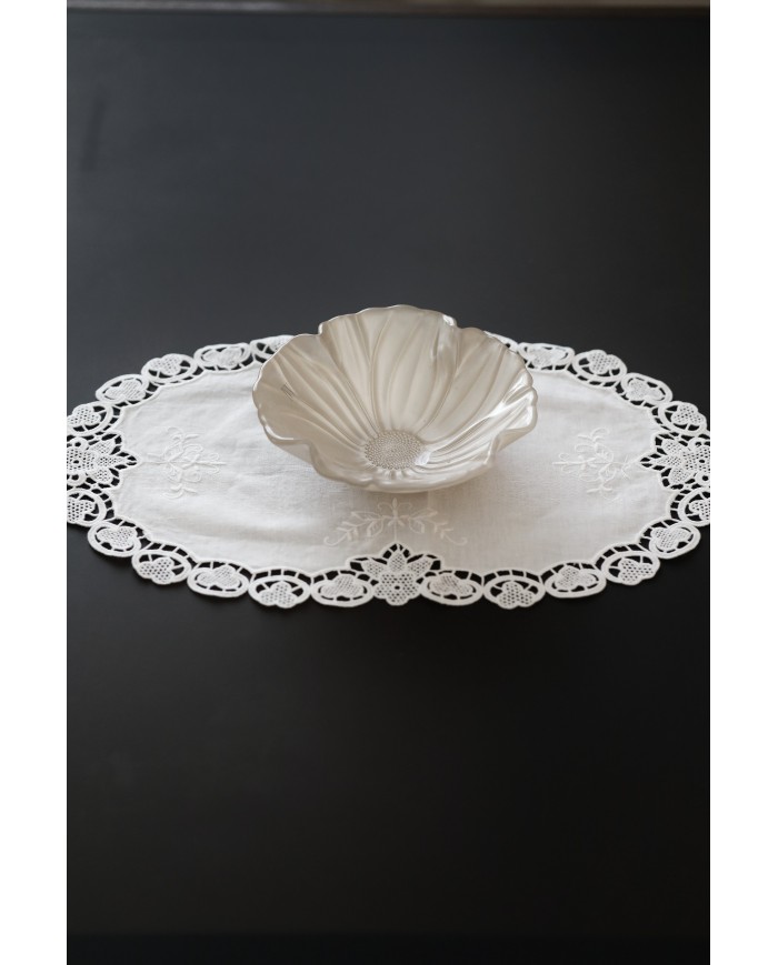 Set di sei centri ricamati in lino bianco Burano ovali