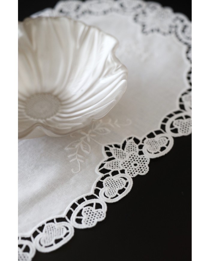 Set di sei centri ricamati in lino bianco Burano ovali