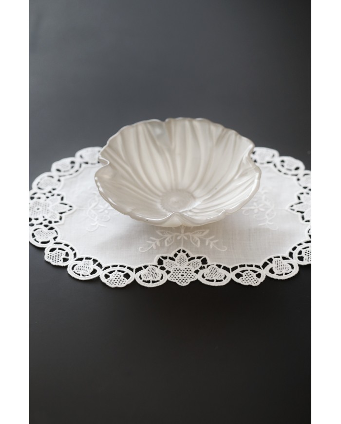 Set di sei centri ricamati in lino bianco Burano ovali